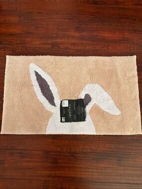 Tahari Cream and White Bunny Ear Bath Mat